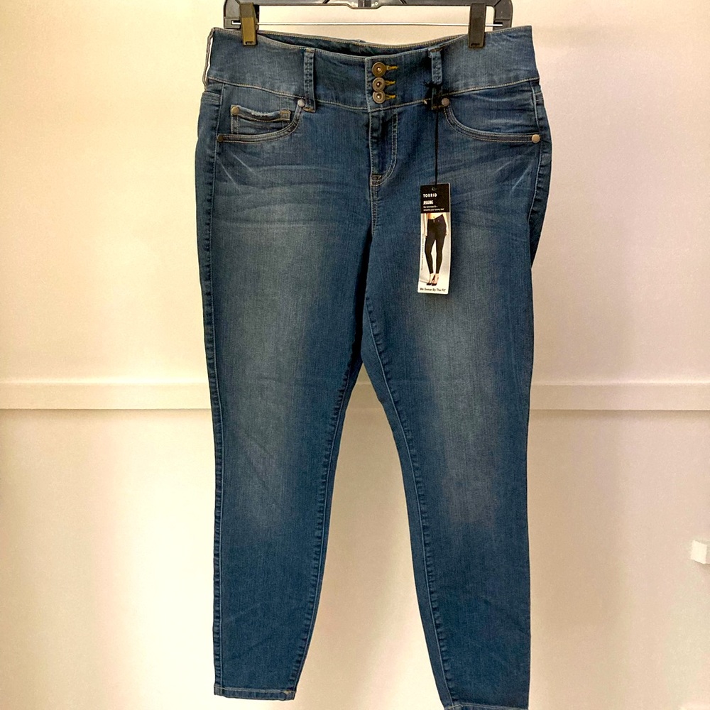 NWT 12 short 12s Torrid cascade blue jegging